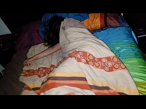 ❤️ Nevlastní syn buzeruje svou mladou nevlastní matku, zatímco ona spí. Super porno u cs.prendiporno.ru ﹏
